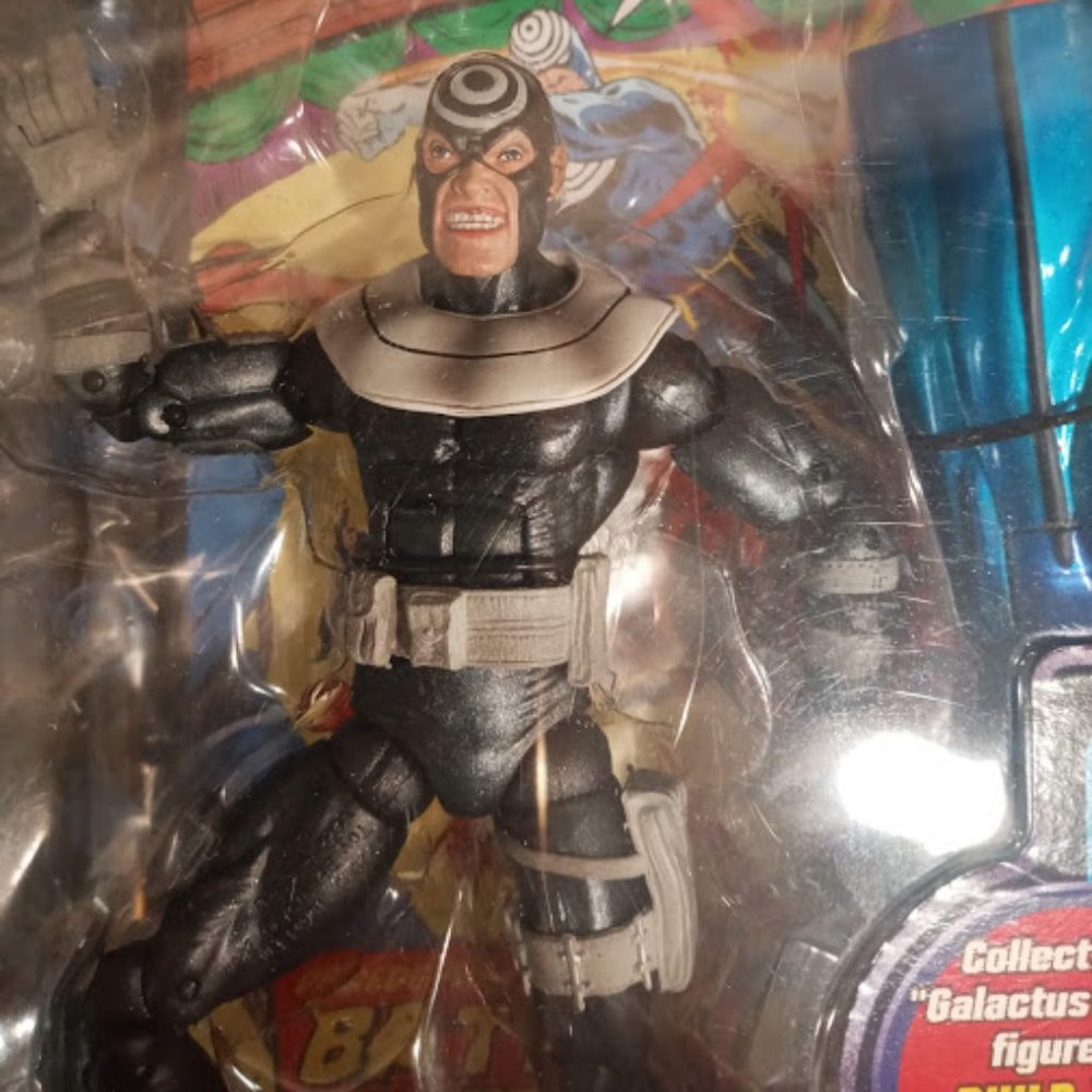 Marvel Legends Bullseye Action Figure - Picture 2 of 4